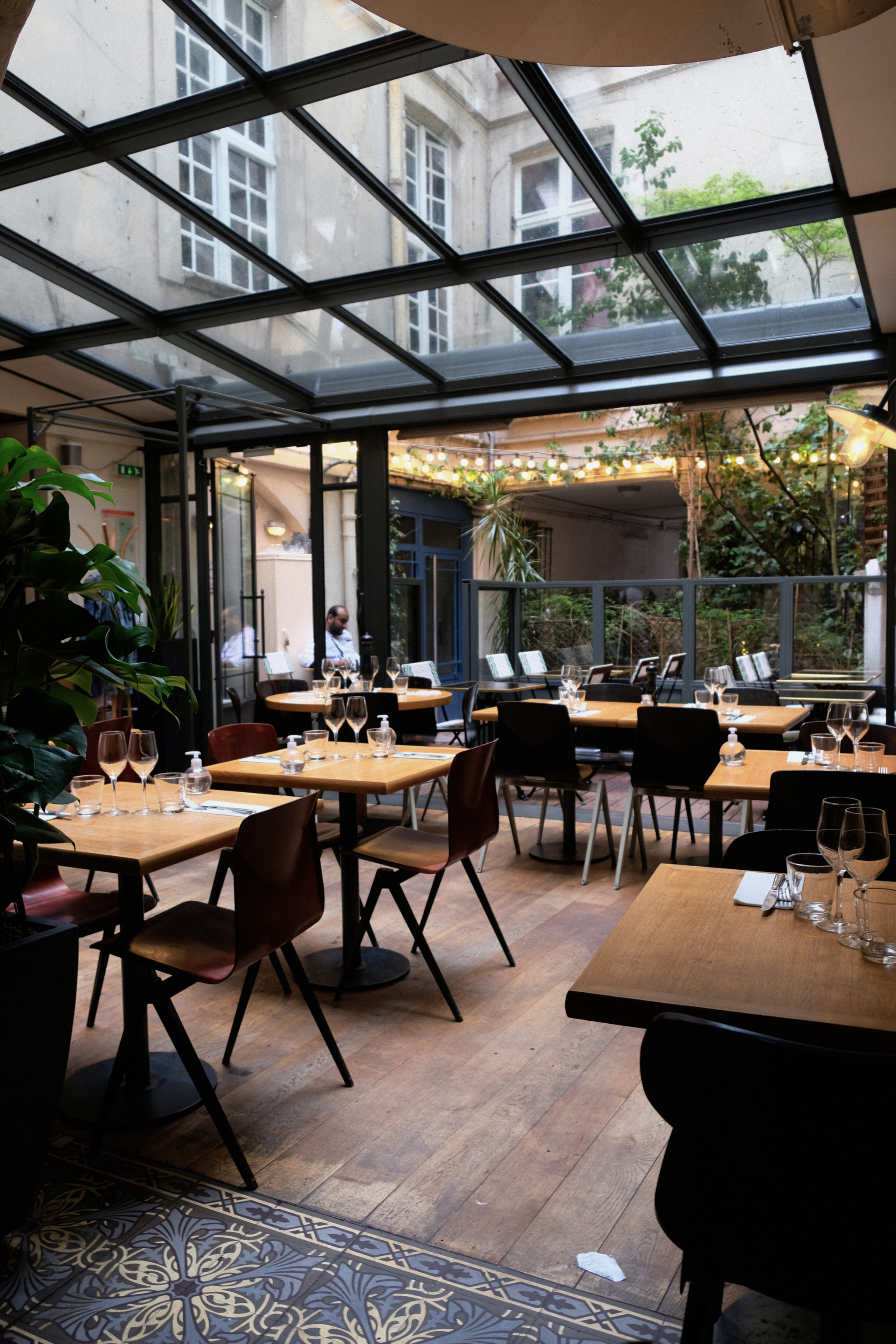 Salle principale du Jaja, verrière et terrasse