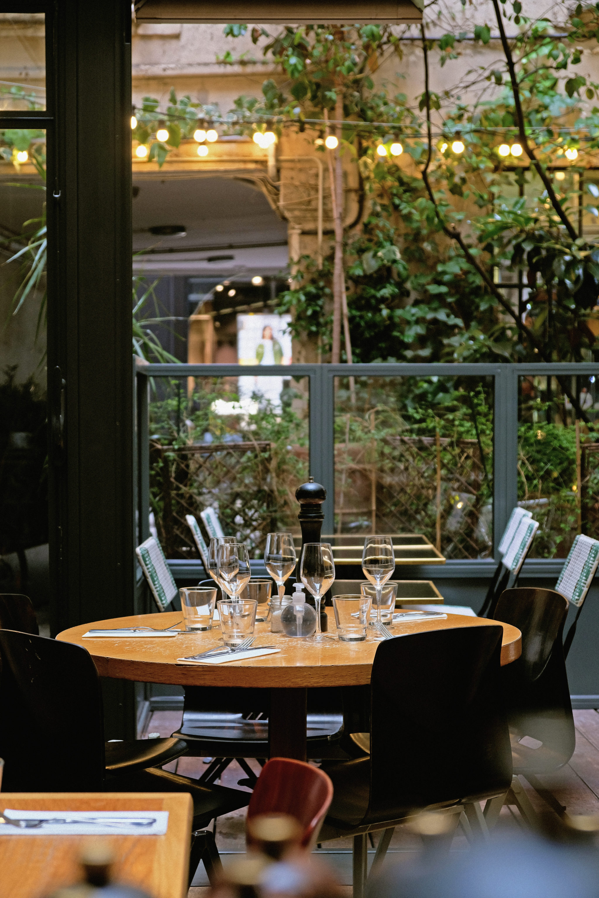 Salle principale du Jaja, vue sur la terrasse