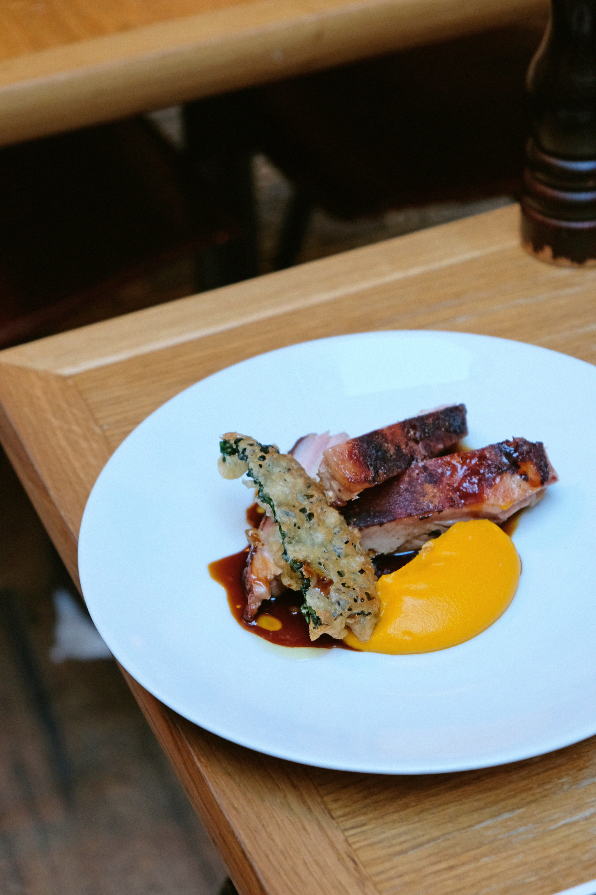 Pressé de cochon de lait de la ferme de Clavisy, mousseline de patate douce, tempura de chou noir de Toscane