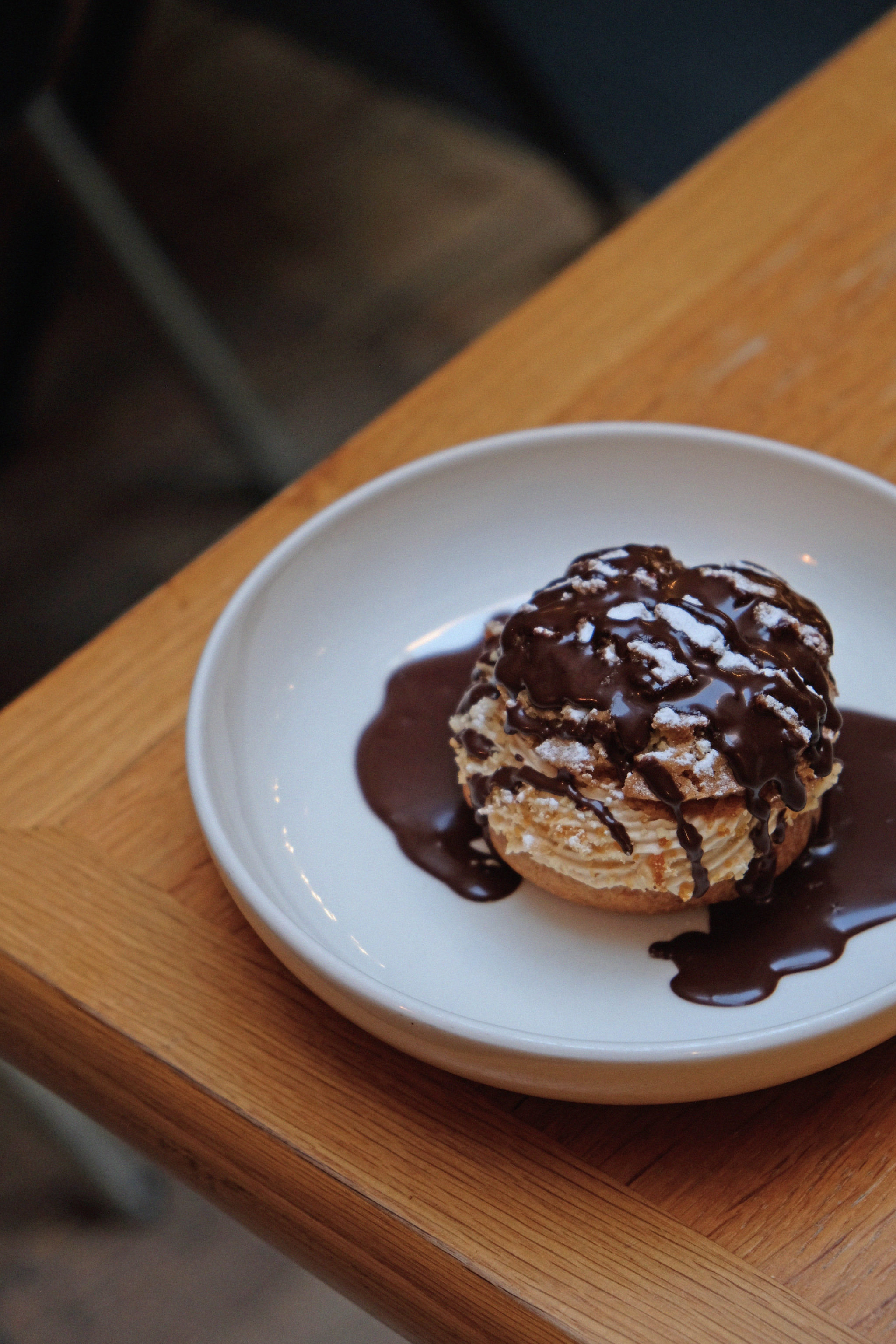 Paris-Brest, sauce chocolat