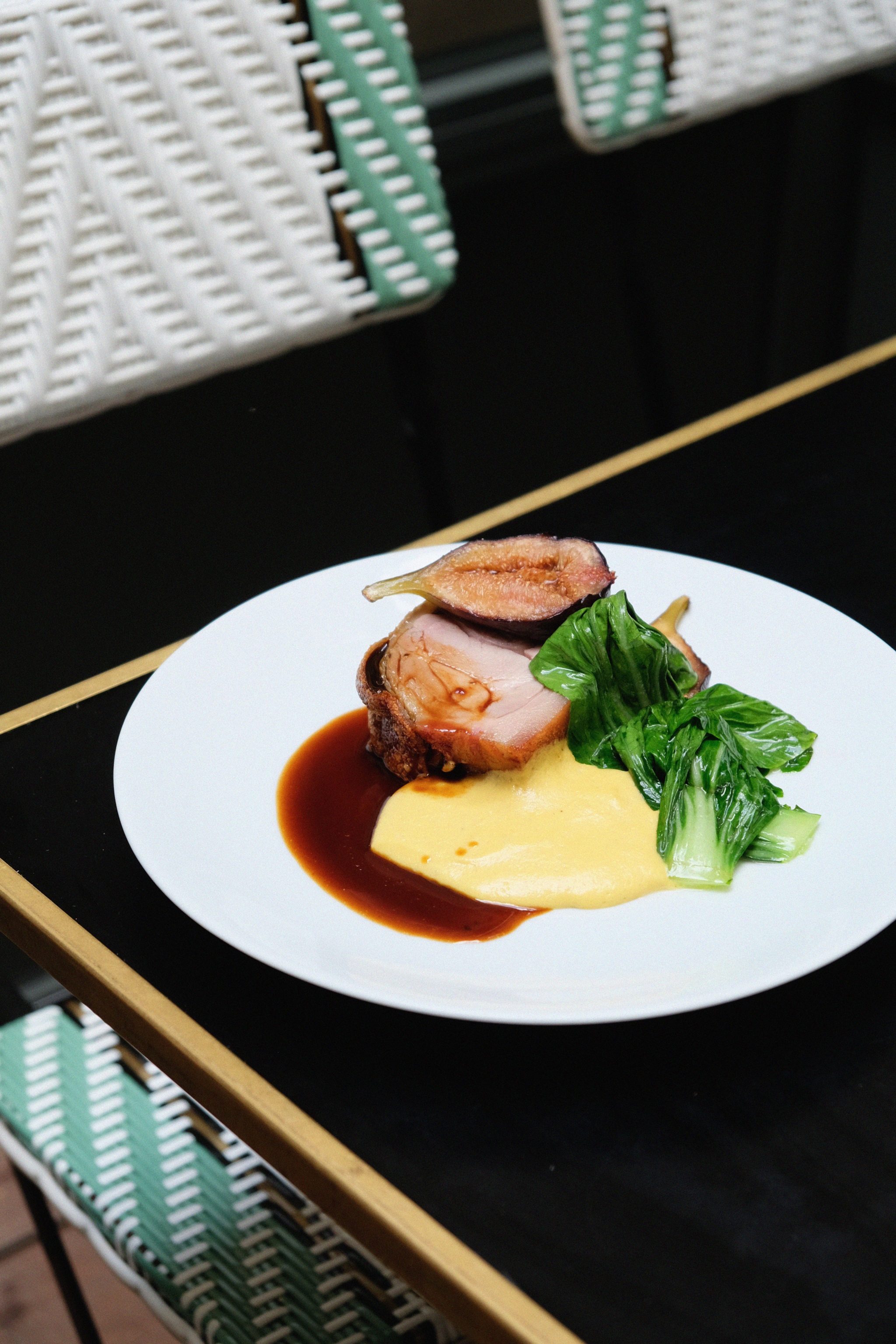 Cochon de la ferme de Clavisy, crème de maïs, bok choï à la colatura, figues