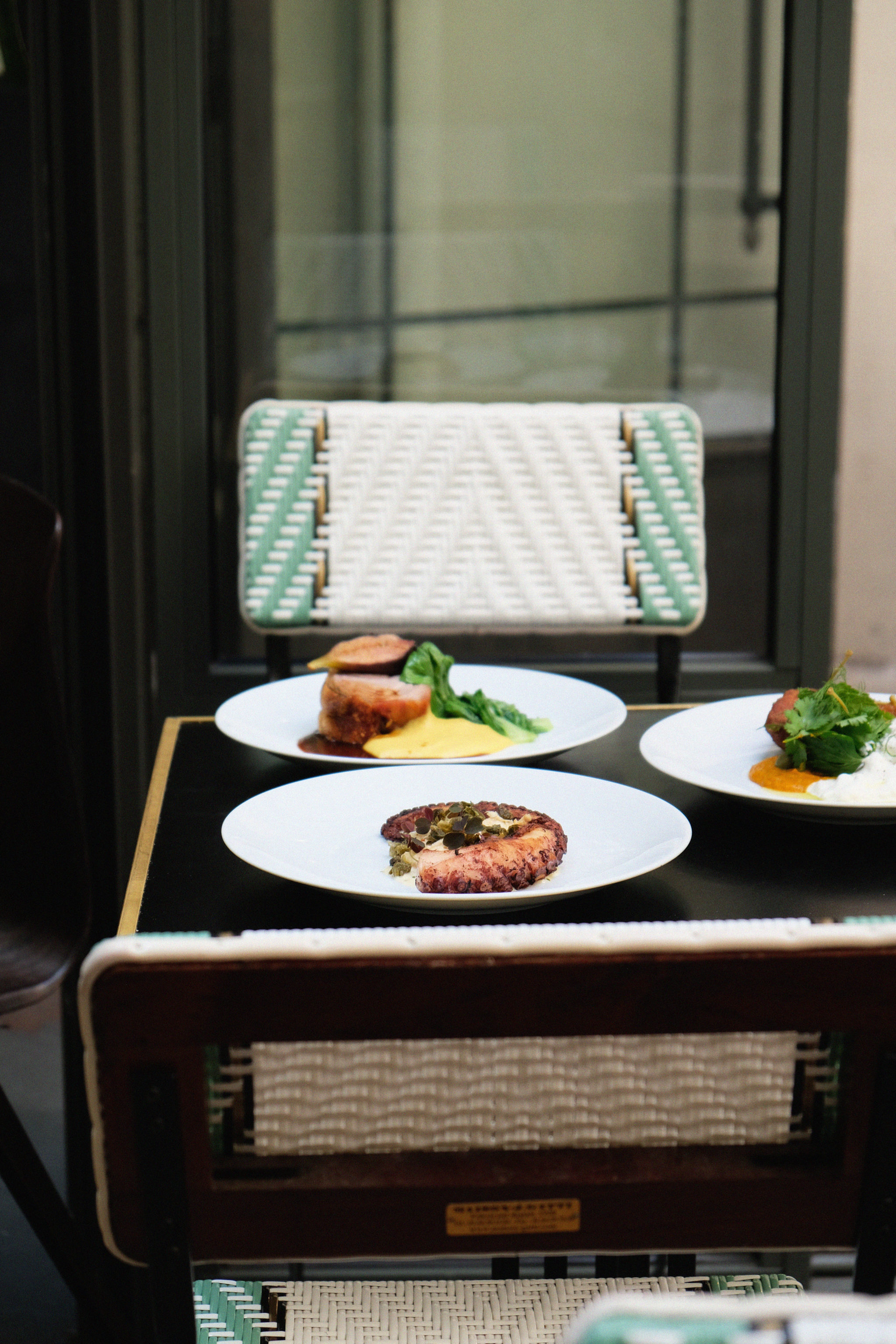 Pêle même de plats de saison sur la terrasse