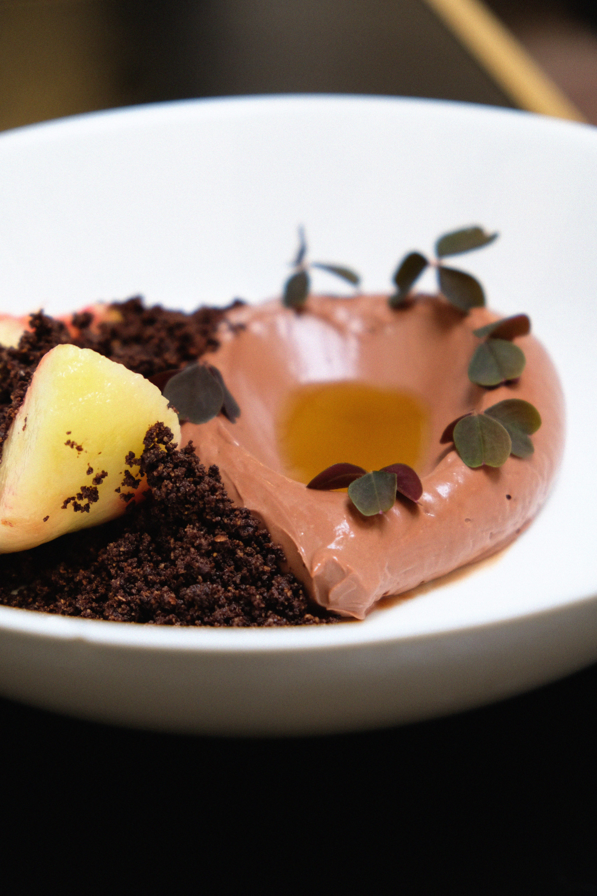 Ganache au chocolat, pêche pochée, huile d'olive, crumble